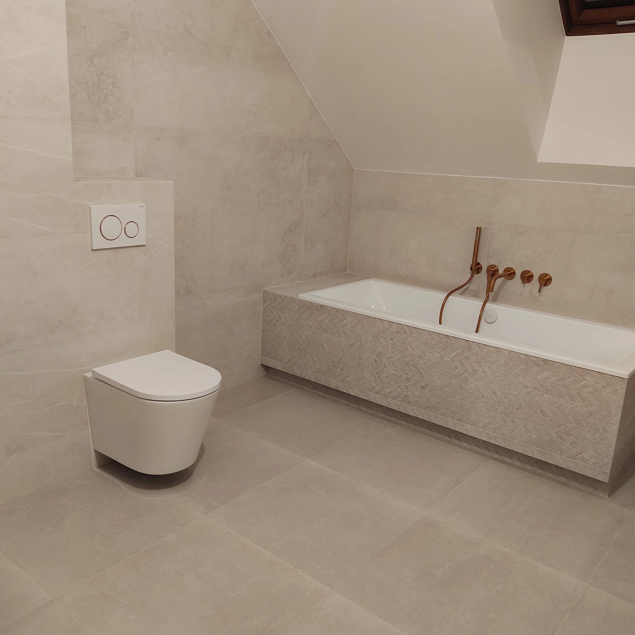 Wanna prostokątna akrylowa w łazience z dekoracyjną trawą pampasową