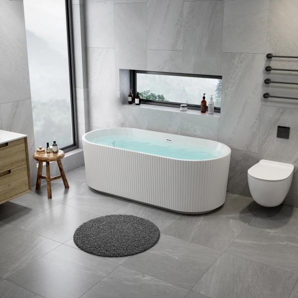 Nowoczesny salon z wanną wolnostojącą przy oknie z widokiem na jezioro