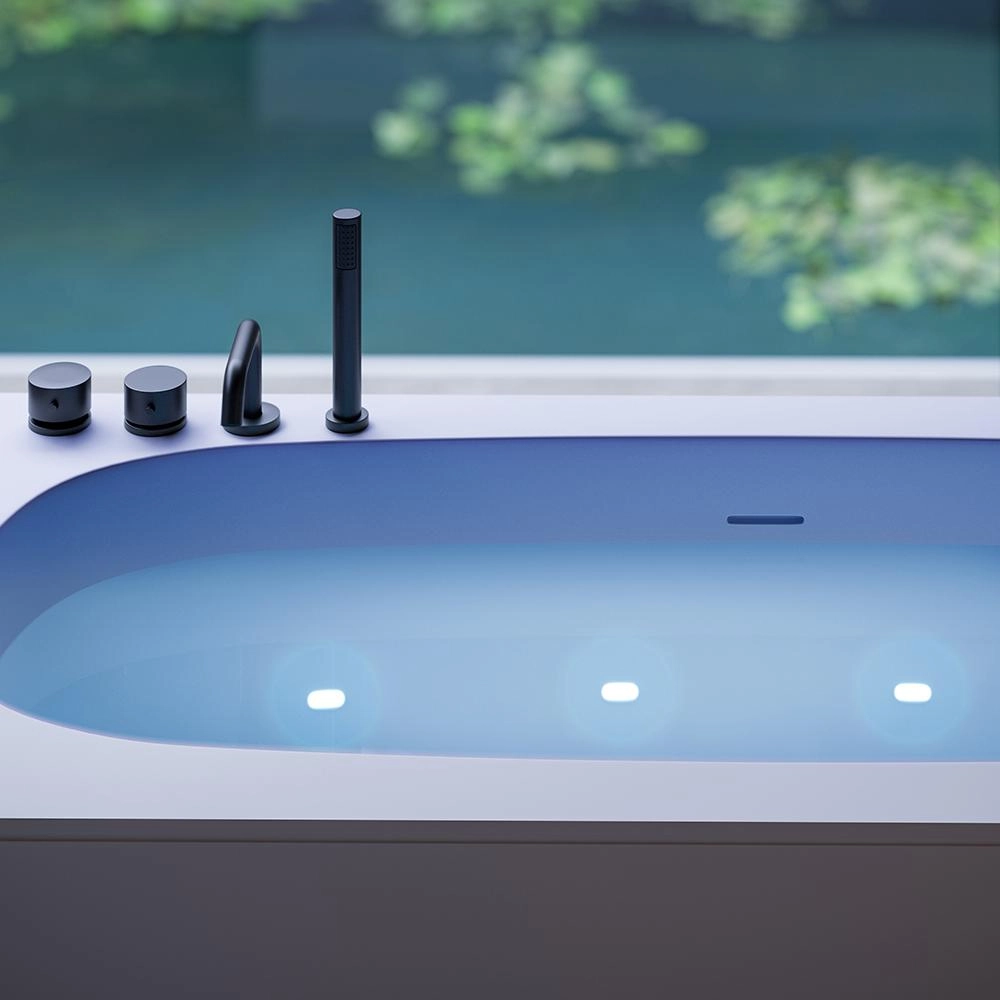 Wanna prostokątna z hydromasażem, widok z bliska na panel sterowania